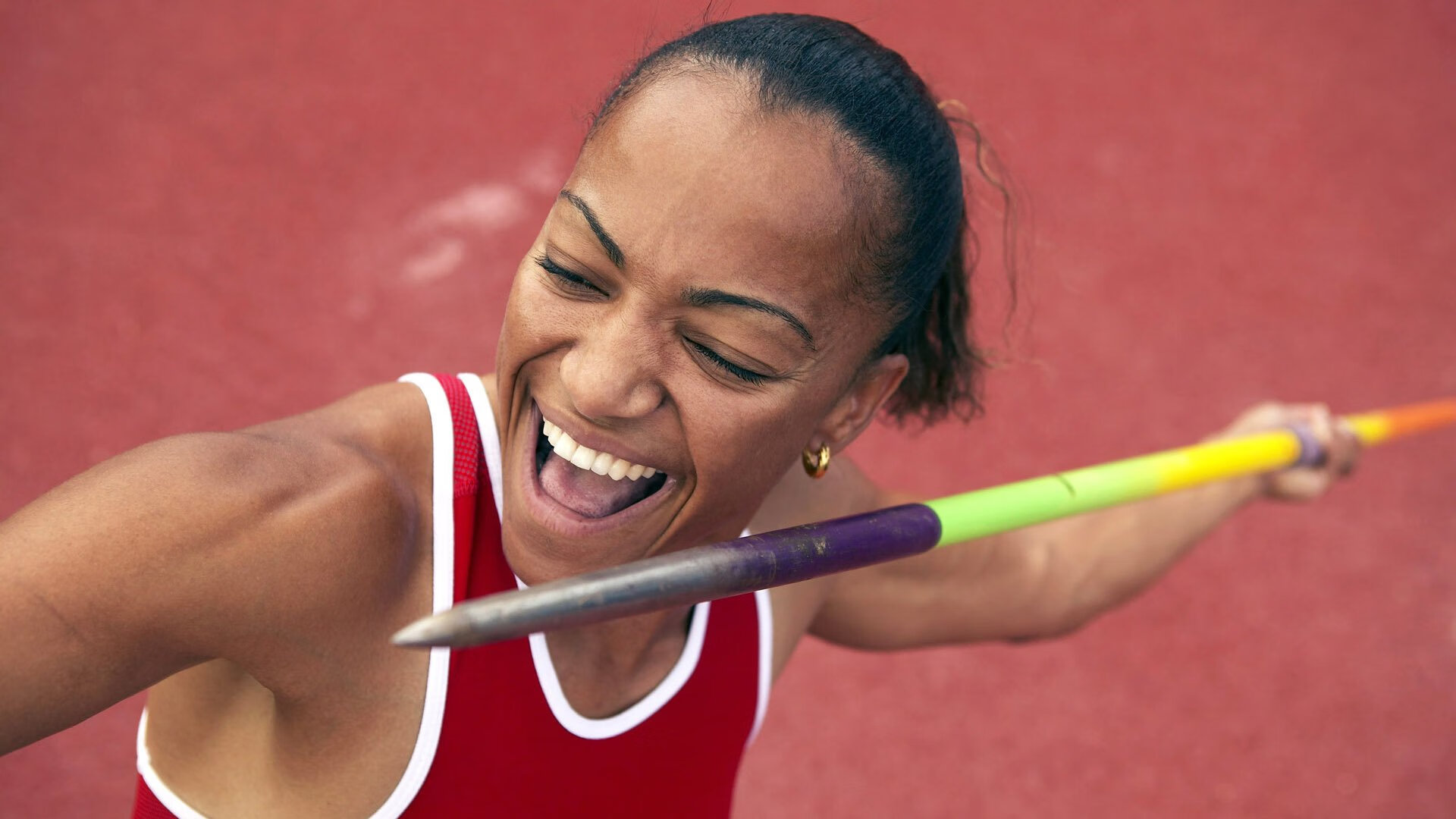 掩护后的持球人节奏选择影响出手稳定性，篮球后掩护