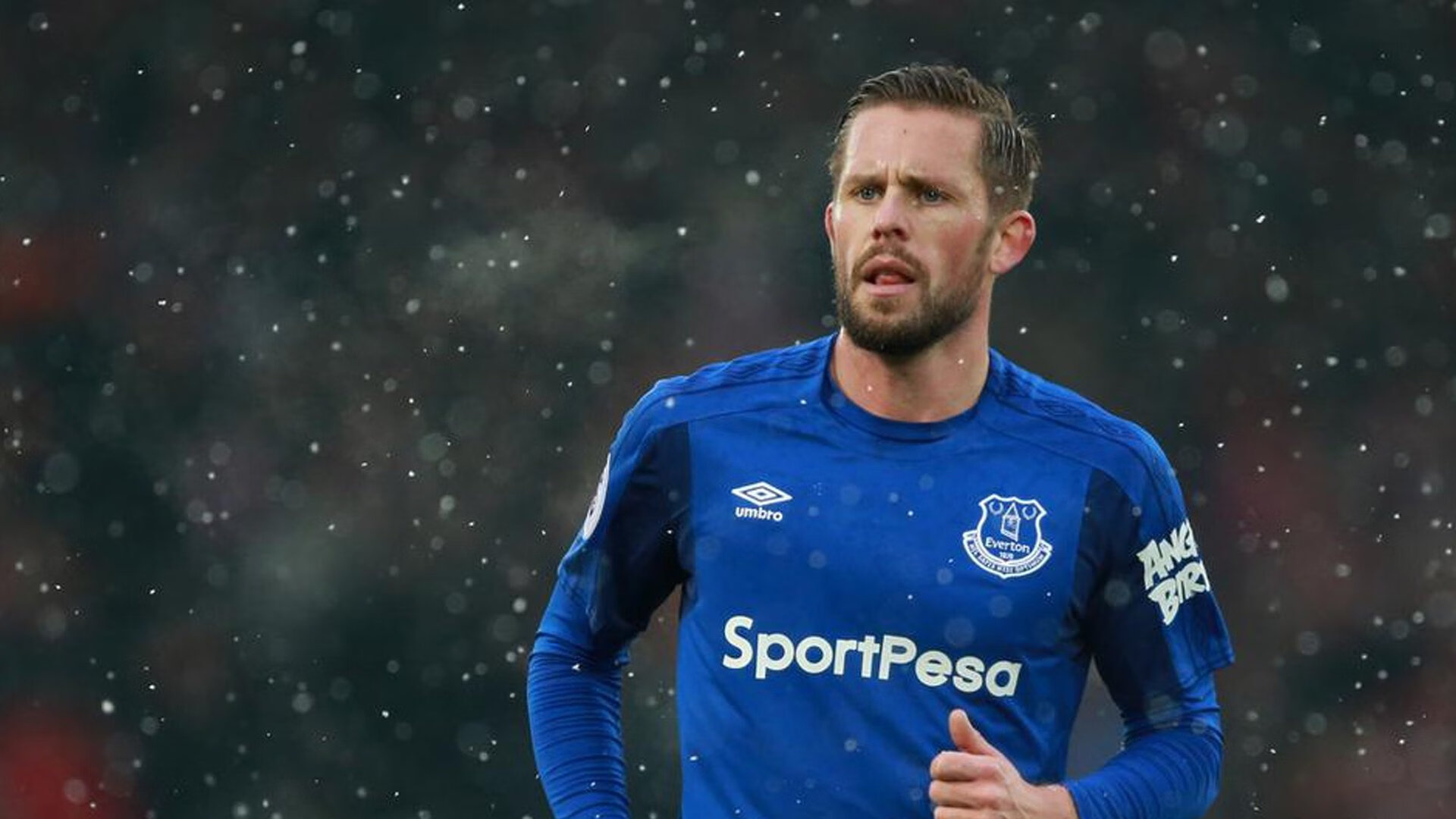 马刺年轻中锋训练中展示强悍内线能力，马刺的中锋